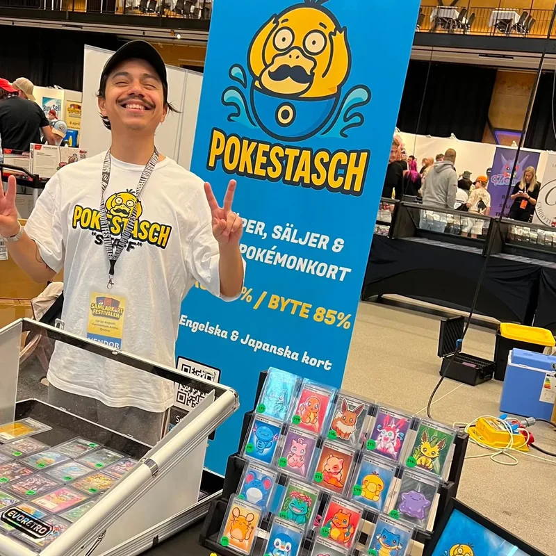 Alejandro vid PokeStasch-bordet på Samlarkortfestivalen i Örebro