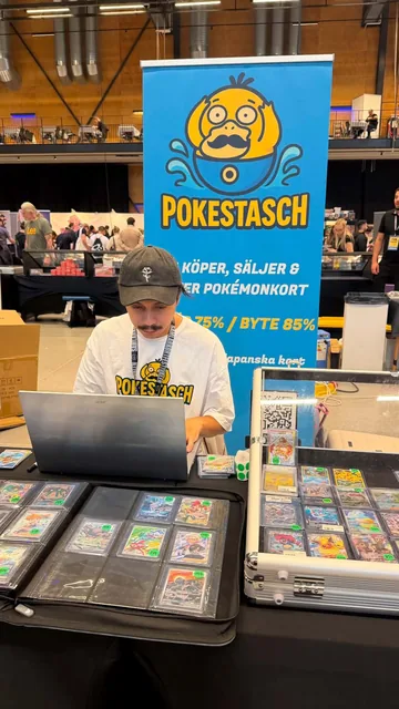 Alejandro vid PokeStasch-bordet på Samlarkortfestivalen i Örebro